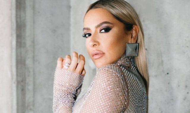 Hadise'den derin dekolteli kostüm