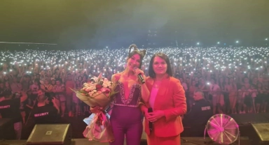 Hande Yener komşuyu salladı