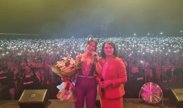 Hande Yener komşuyu salladı