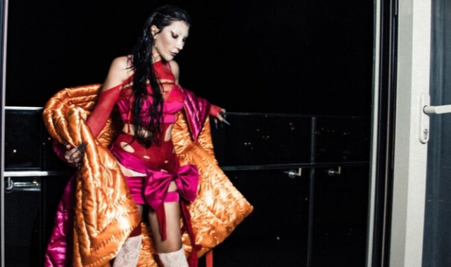 Hande Yener yorgan modasına uydu