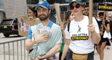 Harry Potter yıldızı Daniel Radcliffe kucağında bebeğiyle eylem de