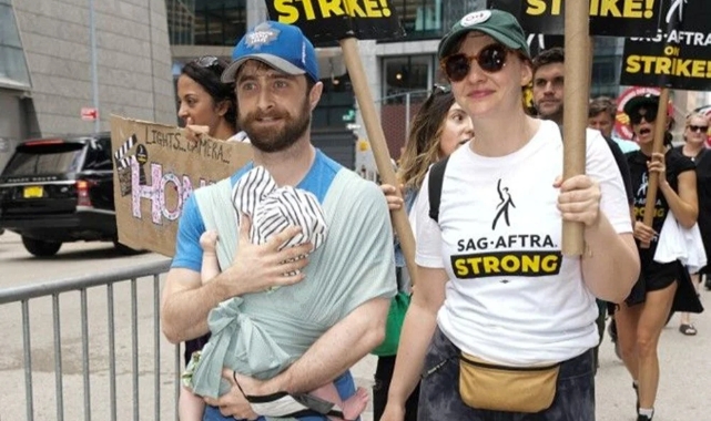 Harry Potter yıldızı Daniel Radcliffe kucağında bebeğiyle eylem de