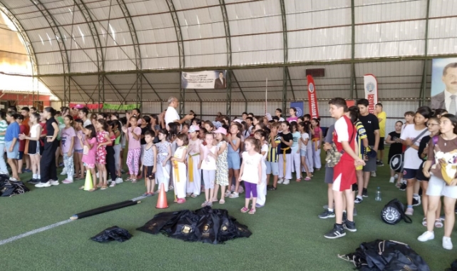 Havran'da yaz spor okullarında malzeme desteği