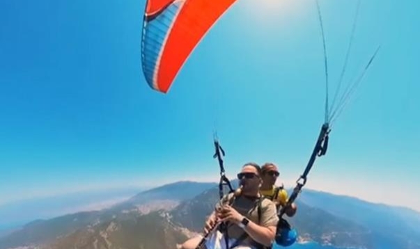 Hem uçtu, hem klarnet çaldı
