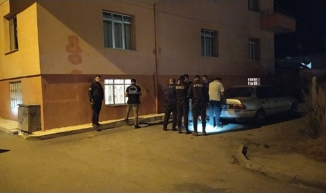 Husumetli oldukları şahsın evine saldırdılar