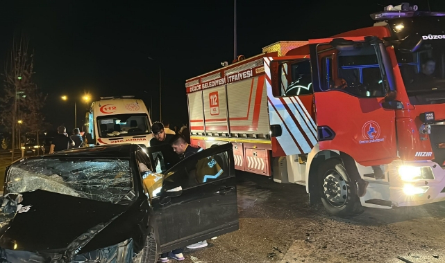 İki araç kafa kafaya çarpıştı! 2 ölü, 11 yaralı