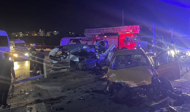 İki araç kafa kafaya çarpıştı: 3 yaralı