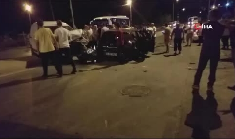 İki araç kafa kafaya çarpıştı! 5 yaralı