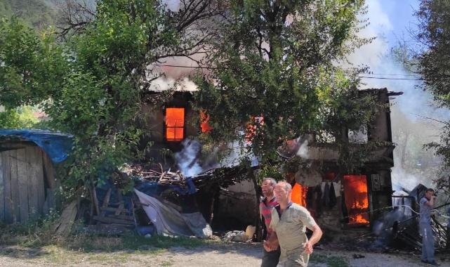 İki katlı ahşap evden geriye kül yığını kaldı