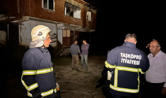 İki katlı ev yangında kullanılmaz hale geldi