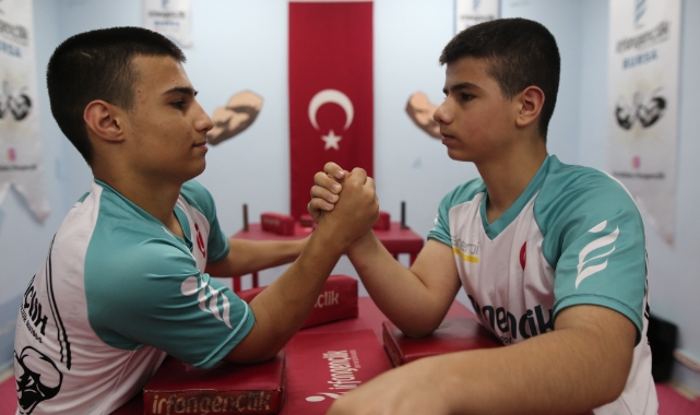 İkizlerin bilekleri bükülmüyor