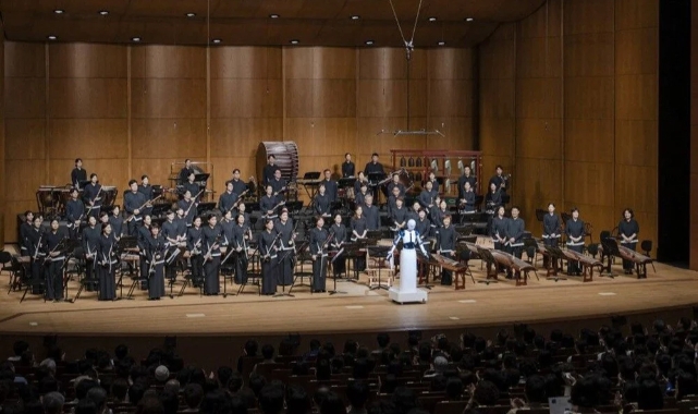 İlk kez bir robot orkestra şefliği yaptı