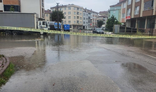 İnegöl'de sağanak yağış hayatı felç etti