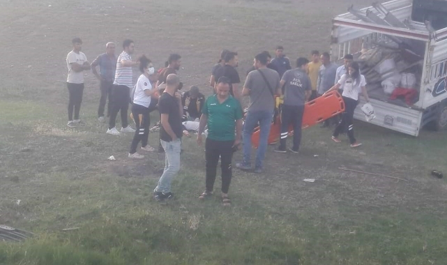 İşçi kamyoneti ile otomobil çarpıştı! 12 yaralı