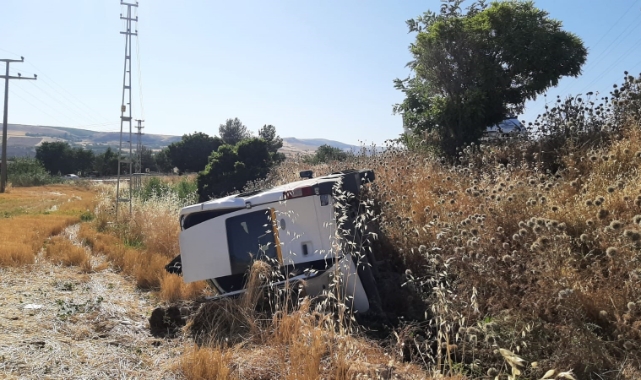 İşçileri taşıyan minibüs tarlaya uçtu!