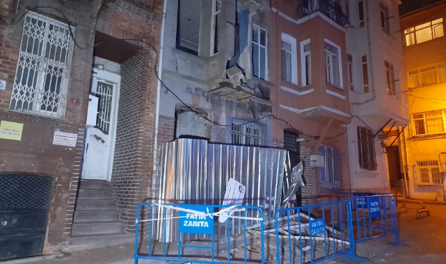 İstanbul'da 3 katlı metruk binada balkon çöktü