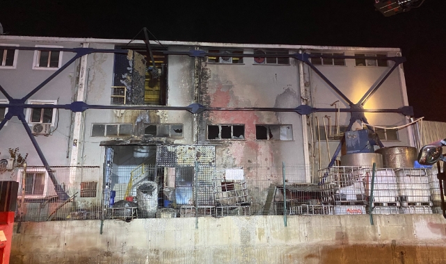 İstanbul'da bir fabrika alev alev yandı
