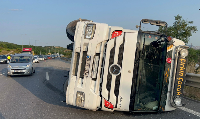 İstanbul'da kamyon devrildi: 1 yaralı