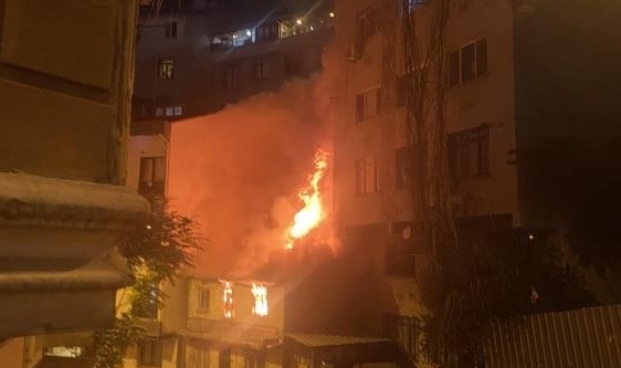 İstanbul'da metruk bina alev alev yandı