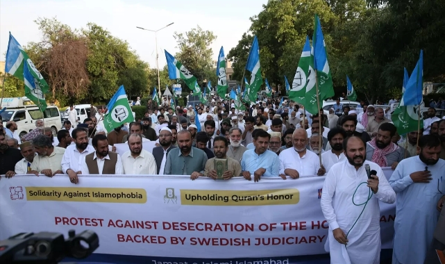 İsveç’teki Kur’an-ı Kerim’e saldırı Pakistan’da protesto edildi