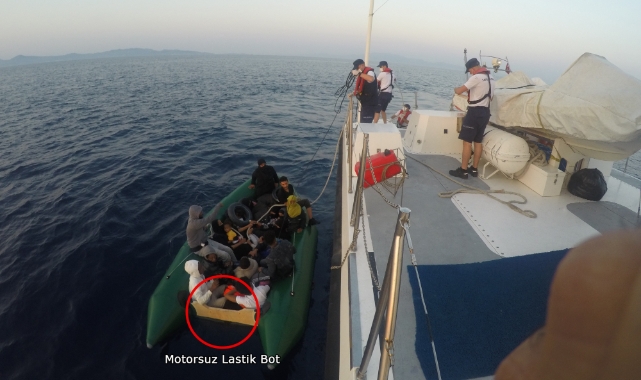 İzmir açıklarında 22 göçmen kurtarıldı