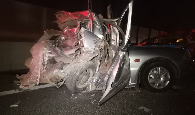 İzmir'de kamyonet otomobile arkadan çarptı
