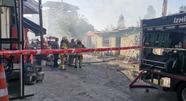 İzmir’de market deposu yandı! Faciadan dönüldü