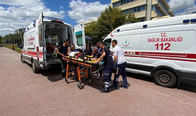İzmit'te motosiklet ambulansa çarptı