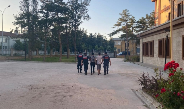 Kaçak göçmenleri taşıyan 2 kişi tutuklandı