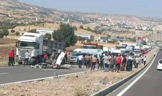 Kamyonet ile TIR çarpıştı! 1 bebek öldü, 3 yaralı