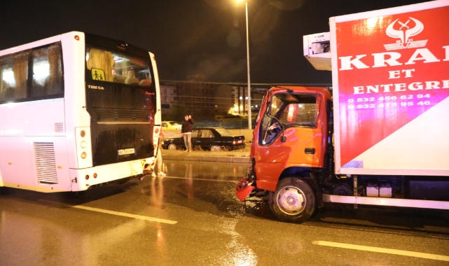 Kamyonet otobüse çarptı: 1 yaralı
