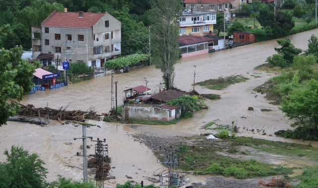 Karadeniz'de sağanak nedeniyle dereler taştı