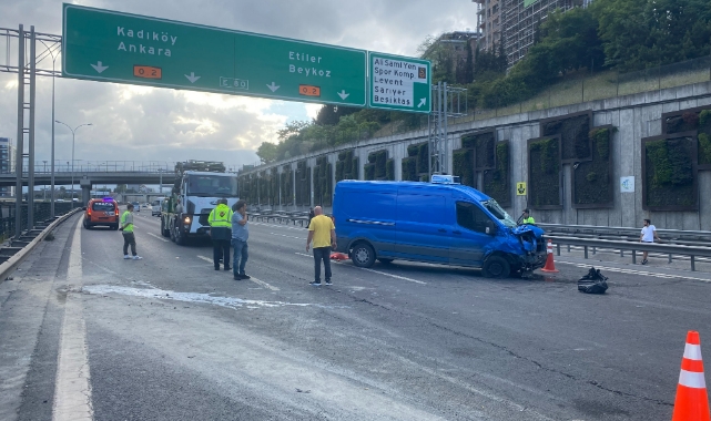 Kargo minibüsü arıza yapan araca çarptı