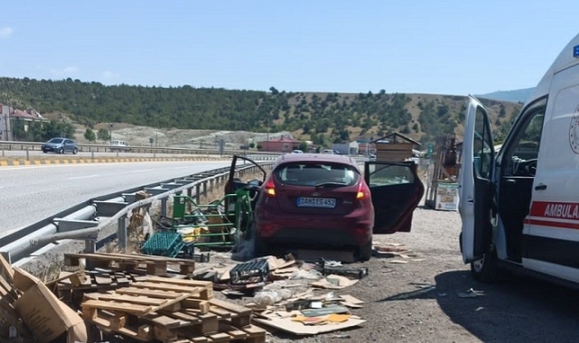 Kastamonu'da otomobil bariyerlere çarptı: 2 yaralı
