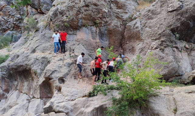 Kayalıklardan düşen genç yaralandı