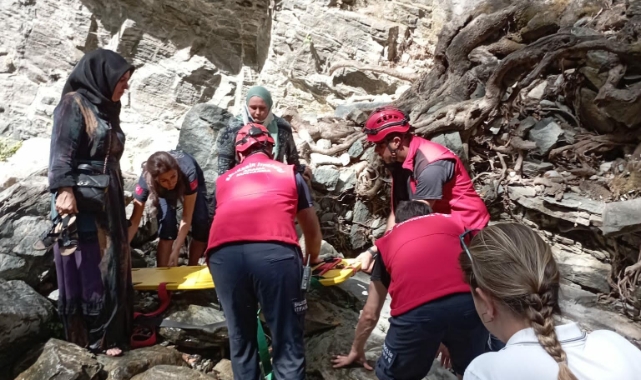 Kayalıktan düşen turist ölümden döndü