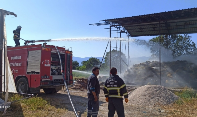 Kaynak makinesinden sıçrayan kıvılcım saman balyalarını kül etti