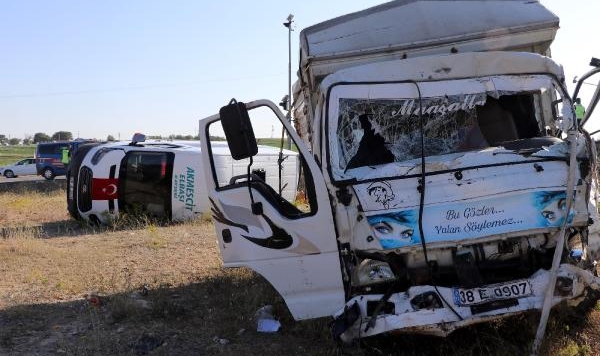 Kayseri'de 2 minibüs ile kamyonet çarpıştı: 12 yaralı