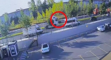 Kazada TIR otomobili karşı şeride attı!