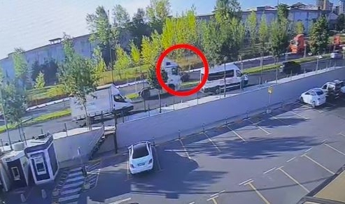 Kazada TIR otomobili karşı şeride attı!