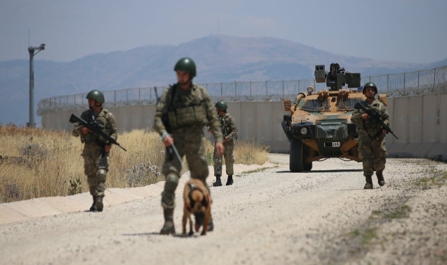 Kilis'te 4 kişi yasa dışı yollardan geçmeye çalışırken yakalandı