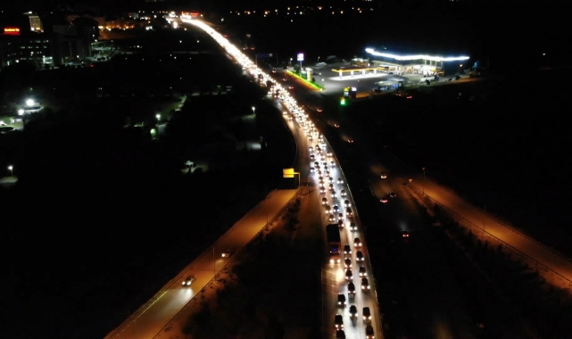 Kilit kavşakta gece yarısı yoğunluk