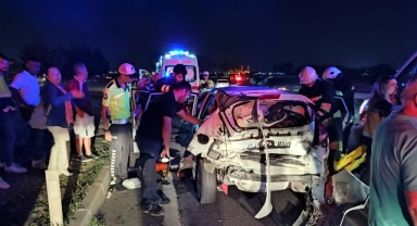 Kımızı ışıkta bekleyen otomobile kamyon çarptı