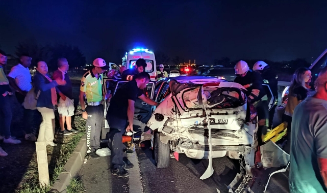 Kımızı ışıkta bekleyen otomobile kamyon çarptı