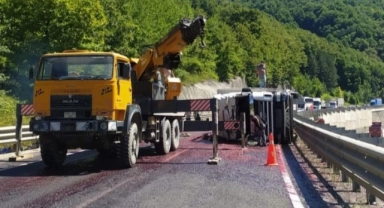 Bursa'da kiraz yüklü kamyonun devrilmesi trafiği kilitledi