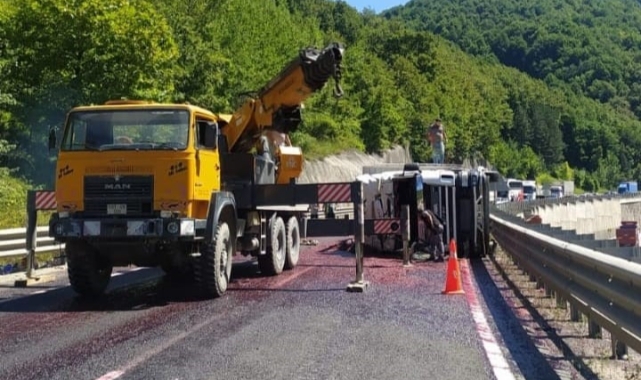 Bursa'da kiraz yüklü kamyonun devrilmesi trafiği kilitledi