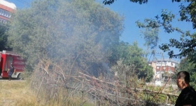 Kırık cam şişeleri otluk alanı tutuşturdu