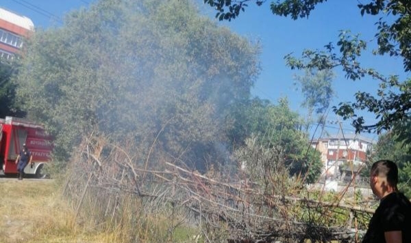 Kırık cam şişeleri otluk alanı tutuşturdu