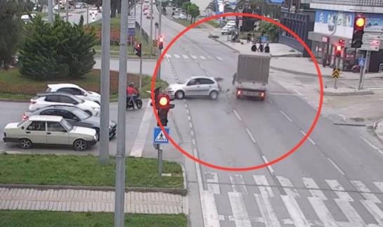 Kırmızı ışık ihlalleri kazaları beraberinde getirdi