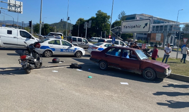 Kırmızı ışıkta geçen otomobil motosiklete çarptı